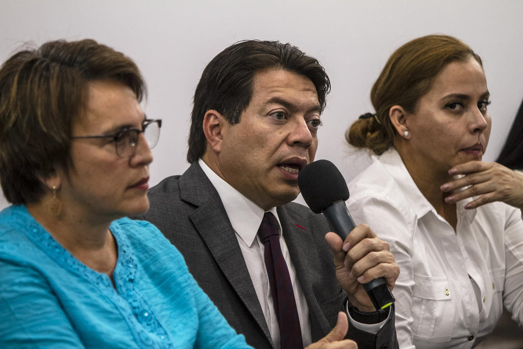 A través de su cuenta en la red social de Twitter, Mario Delgado exigió al líder panista que saque las manos de la Cámara de Diputados. (ARCHIVO)