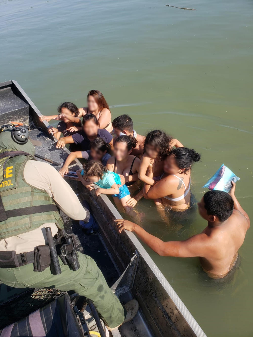 El departamento de Aduana y Protección Fronteriza dio a conocer que detectaron a un grupo de presuntos extranjeros ilegales intentando cruzar el río Bravo, a la altura del puerto de entrada de Eagle Pass. (EL SIGLO COAHUILA)
