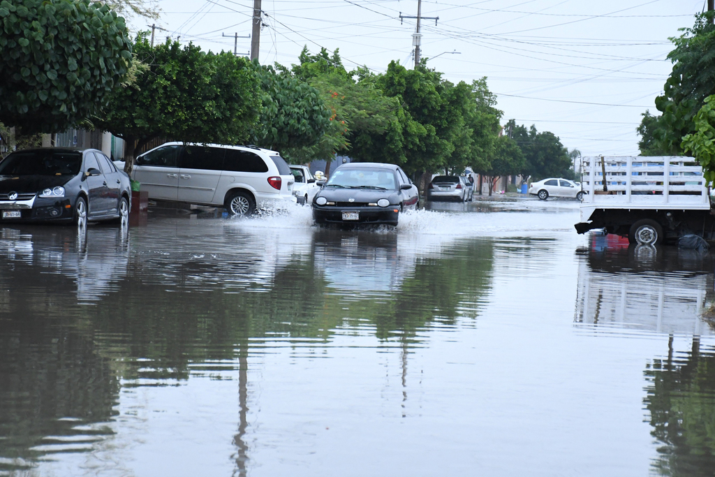 Autoridades municipales informaron que las lluvias del miércoles y jueves en Torreón dejaron 'solo encharcamientos' en algunas vialidades, principalmente en el sur y oriente. (FERNANDO COMPEÁN)