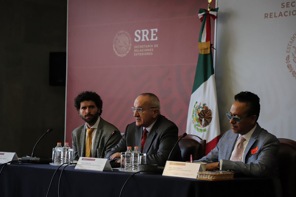 El evento fue presidido por (Der. a Izq.) Mario César Ramírez, el subsecretario para América del Norte de la SRE, Jesús Seade Kuri, y el director del IME, Roberto Valdovinos. (ARCHIVO)