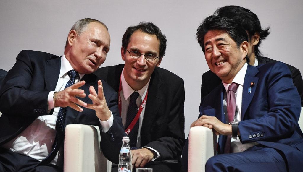 El presidente Vladimir Putin (izq) habla con el primer ministro japonés Shinzo Abe en una cumbre celebrada en Moscú. (EFE)