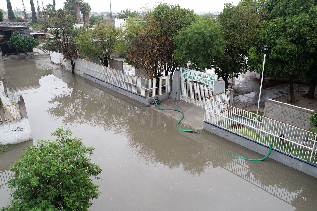 La primaria Hilario Esparza fue de las escuelas afectadas ante inundaciones en la zona. (VERÓNICA RIVERA)