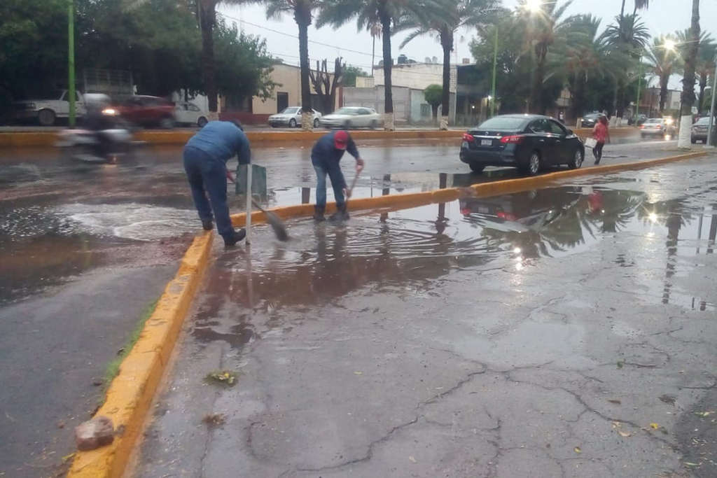 En el parque Morelos se realizaron acciones de desagüe por parte de personal del Ayuntamiento. (FABIOLA P. CANEDO/EL SIGLO DE TORREÓN)