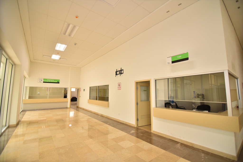 Los pasillos del edificio de Salud, que cuenta con 120 camas censables, están acondicionados con señalética. (EL SIGLO DE TORREÓN/ERNESTO RAMÍREZ) 