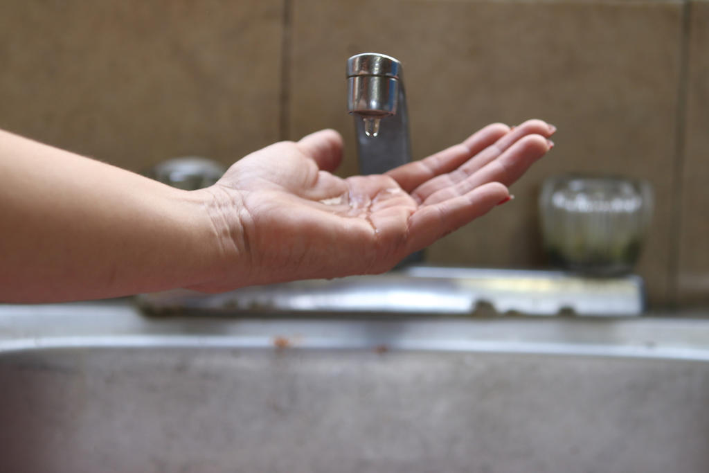 Alistan una propuesta para subir las tarifas del servicio de agua potable de cara al próximo año. (ARCHIVO)