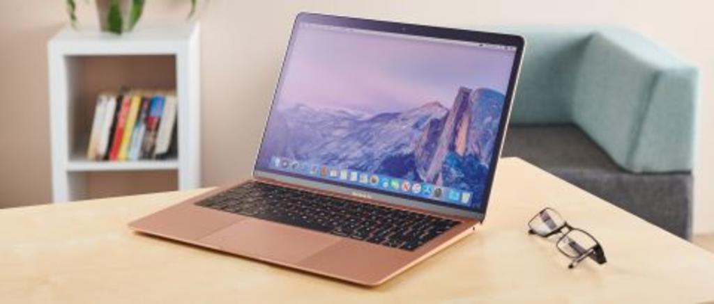 El nuevo modelo de la laptop MacBook Air, de Apple, que fuera presentado recientemente de manera global, ya está disponible en nuestro país y ofrece un descuento especial para los estudiantes que regresaron a clases. (ESPECIAL)
