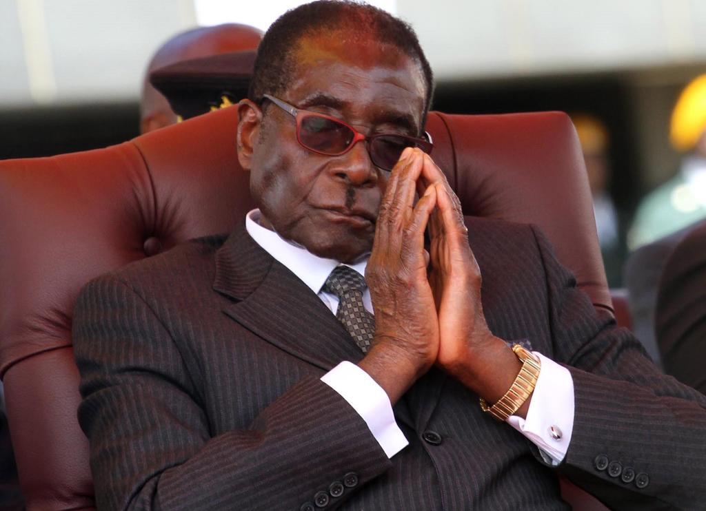 Las políticas de Mugabe fueron criticadas y consideradas las responsables de gran parte de los problemas actuales que atraviesa el país y, aunque las opiniones son dispares, en las calles la noticia de la muerte del nonagenario exmandatario pareció provocar más compasión que rencor. (EFE)