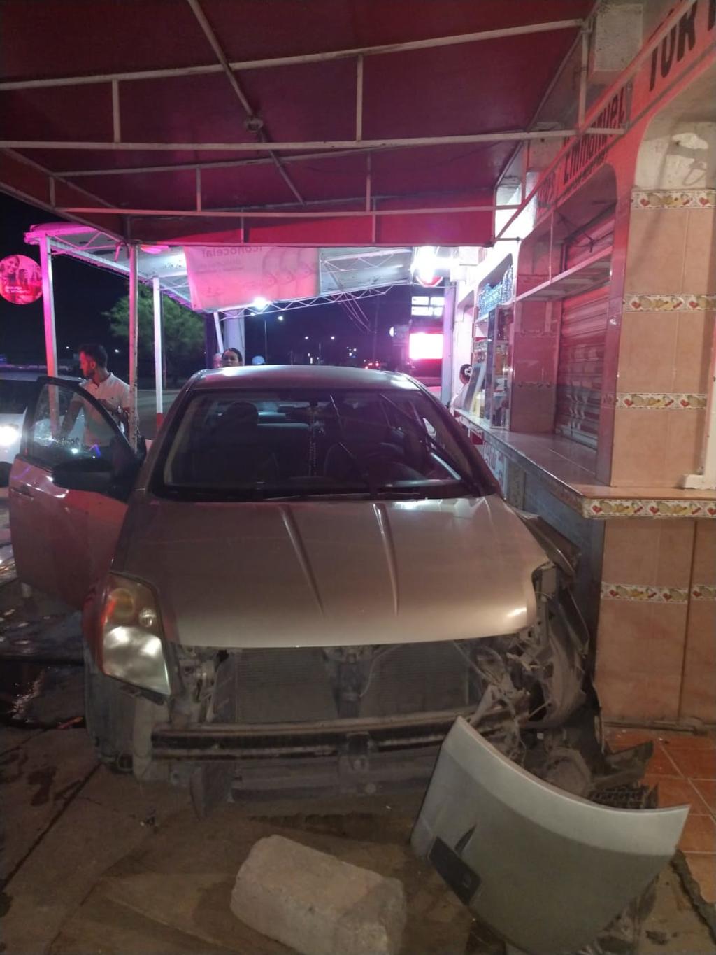El accidente se suscitó a la 1:41 de la madrugada de este viernes sobre la avenida Prolongación Juárez Oriente. (EL SIGLO DE TORREÓN)