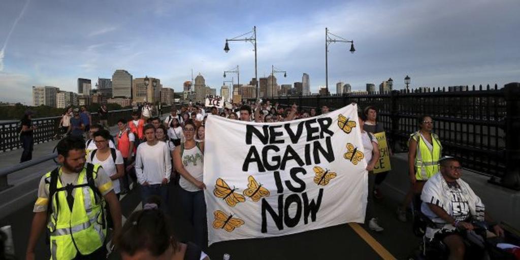 Los arrestados eran parte de centenares de manifestantes que marcharon hacia las instalaciones de Amazon en Cambridge desde el Memorial del Holocausto en Boston el jueves por la noche, causando interrupciones del tránsito. (AP)