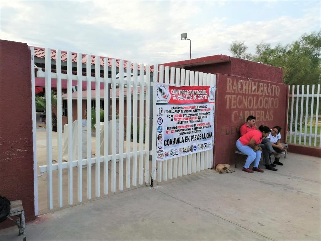 El pasado miércoles alrededor de las 6:00 horas comenzó la protesta, los docentes y personal administrativo impidieron la entrada a los alumnos, en protesta porque no se ha asignado presupuesto para el pago de aguinaldos.
(ARCHIVO)