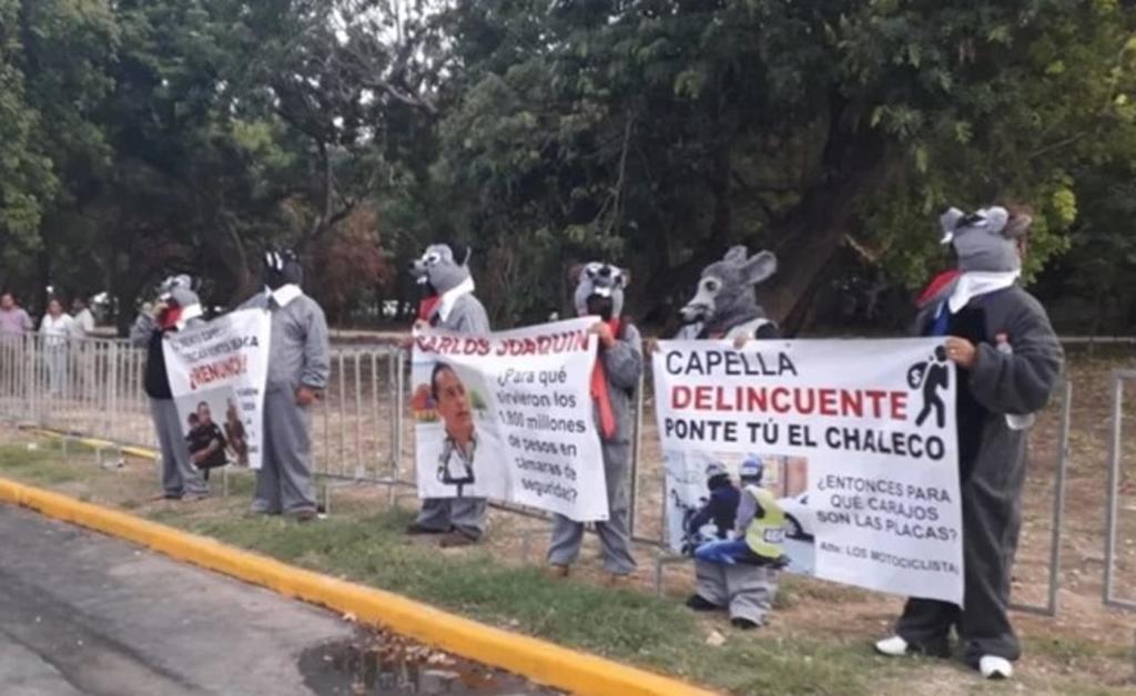 Los activistas se presentaron ataviados de 'ratas' y con pancartas en las que se exigía la renuncia del fiscal general, Oscar Montes de Oca y del secretario de Seguridad Pública, Alberto Capella. (EL UNIVERSAL)