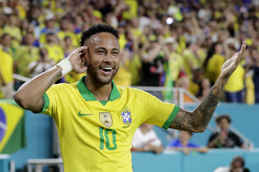 Neymar celebra tras marcar el tanto definitivo, en el empate a dos goles entre Colombia y Brasil. (AP) 