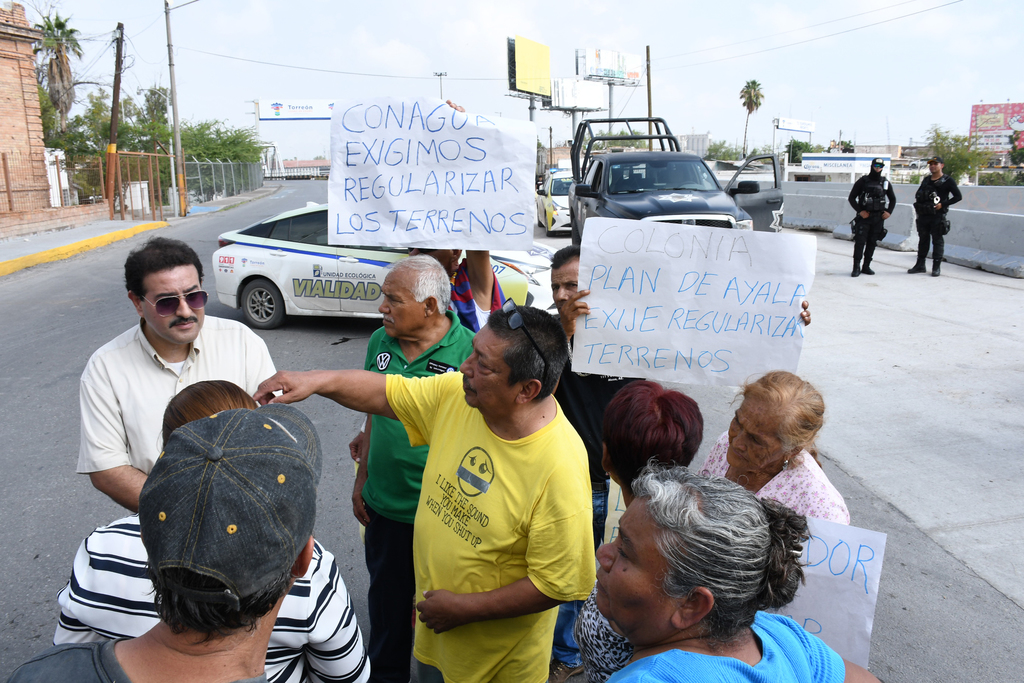 Habitantes de Plan de Ayala bloquearon por casi una hora la calle Múzquiz de Torreón; pidieron regularización de sus predios.