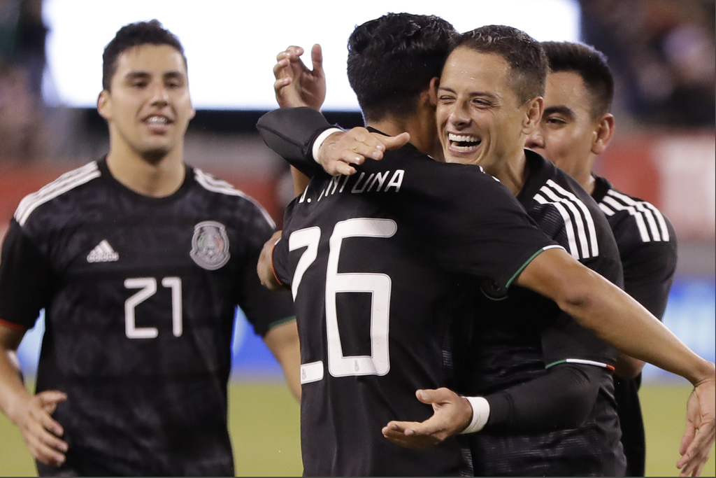 Jugadores de la Selección Mexicana celebran tras meter el tercer gol, en la victoria de México 3-0 sobre los Estados Unidos, en partido amistoso.(AP)