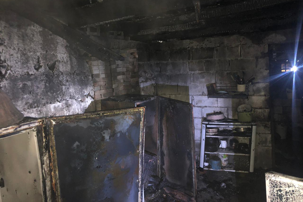 Rescatan a vecino invidente de morir calcinado en su casa; el incendio ocurrió durante la noche.