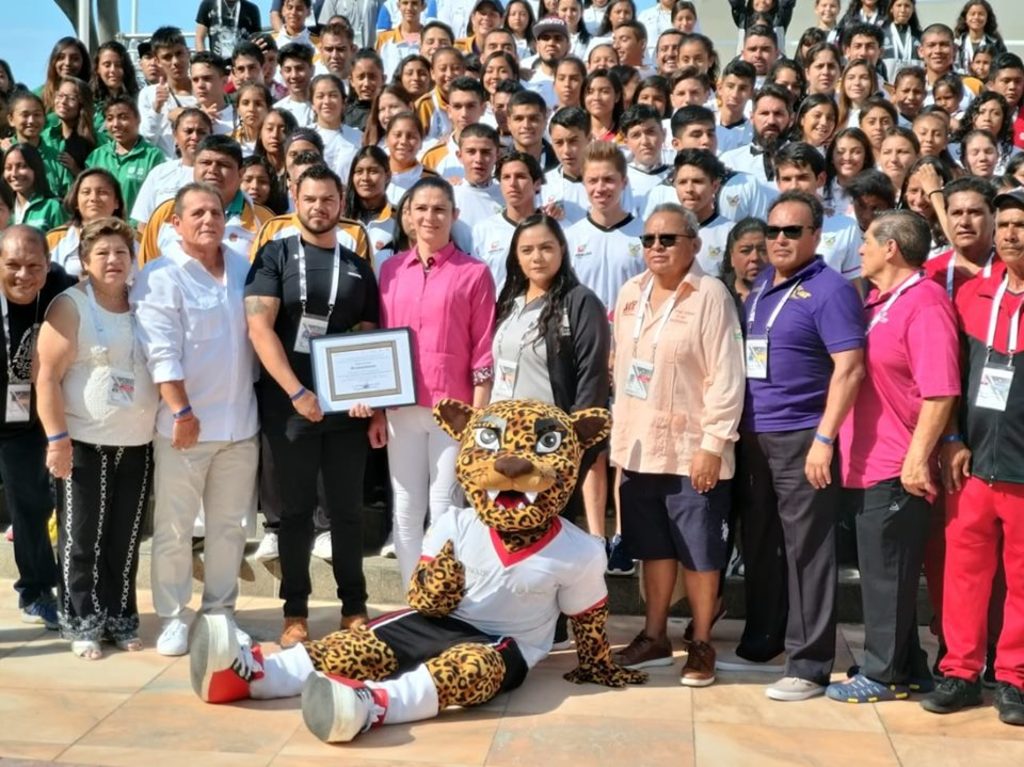 La máxima dirigente del deporte amateur en México, Ana Gabriela Guevara, entregó el reconocimiento en la clausura de los juegos. (ESPECIAL) 