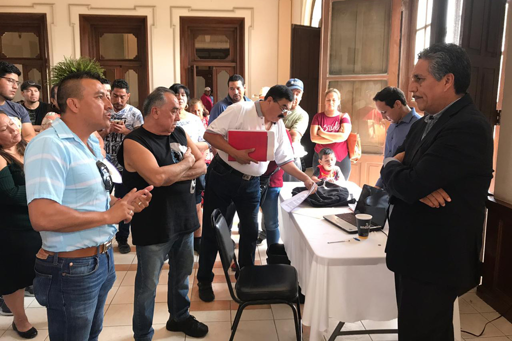 Los inconformes llegaron ayer al salón Azul de la presidencia municipal para pedir hablar con el alcalde Homero Martínez.