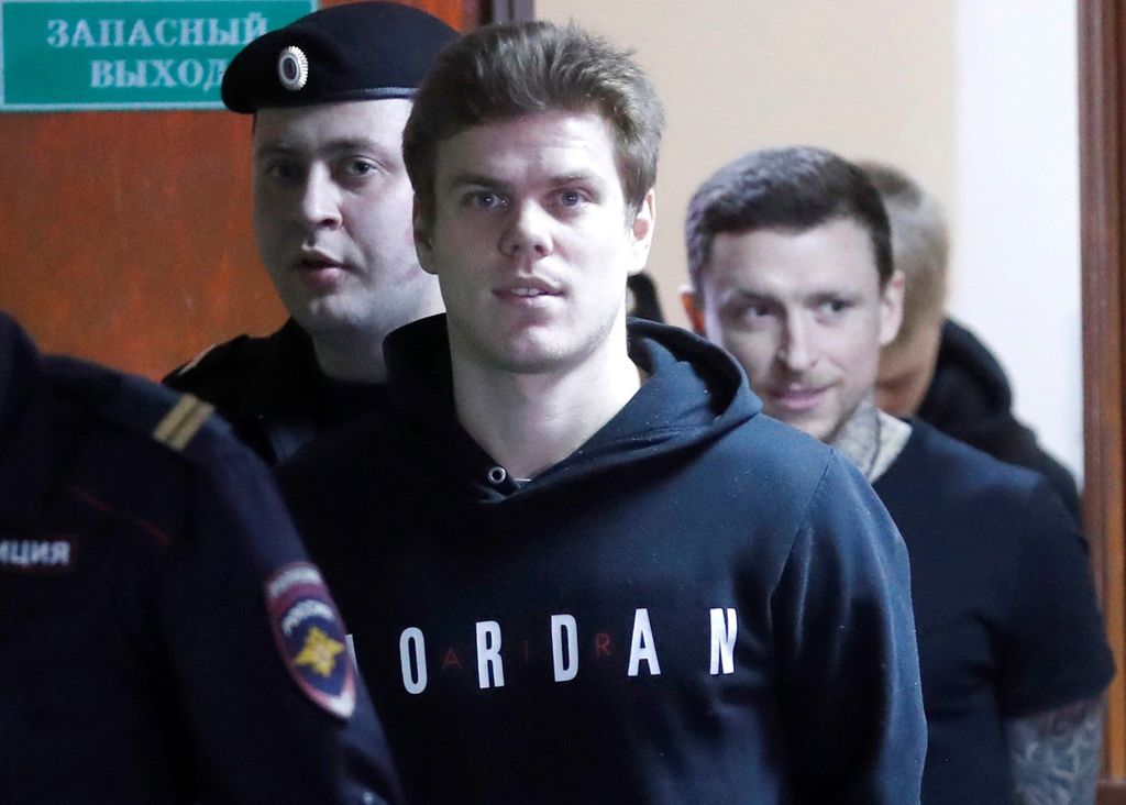 Alexander Kokorin (frente) y Pável Mamáev (atrás) fueron arrestados tras agredir a tres hombres en octubre de 2018. (ARCHIVO) 