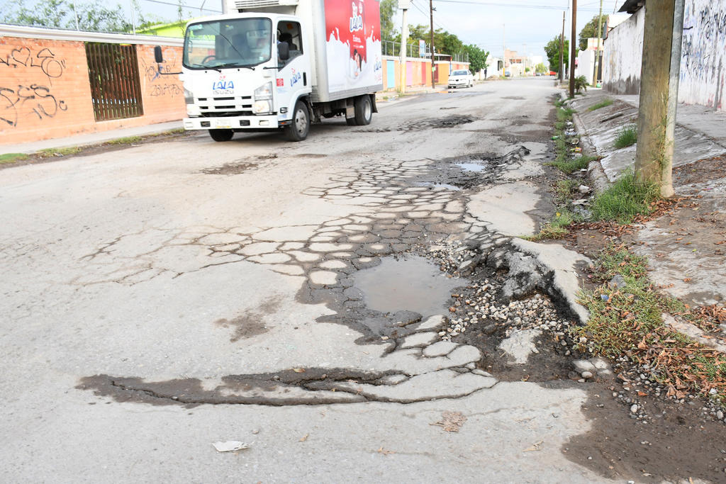 Roto. Además de los baches, el pavimento se terminó por fragmentar, quedando en mal estado ante las futuras precipitaciones en el municipio.
