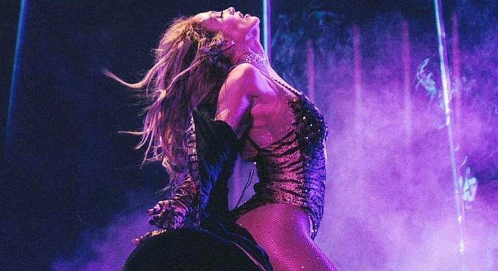 Jennifer Lopez causó revuelo en Instagram, luego de publicar un video donde muestra sus habilidades como bailarina de pole dance. (INSTAGRAM)