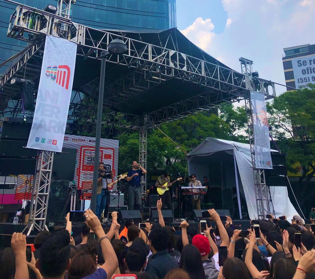 La banda independiente tapatía se presentó esta tarde ante unas 300 personas como parte del festejo por los 50 años del Metro. (TWITTER)
