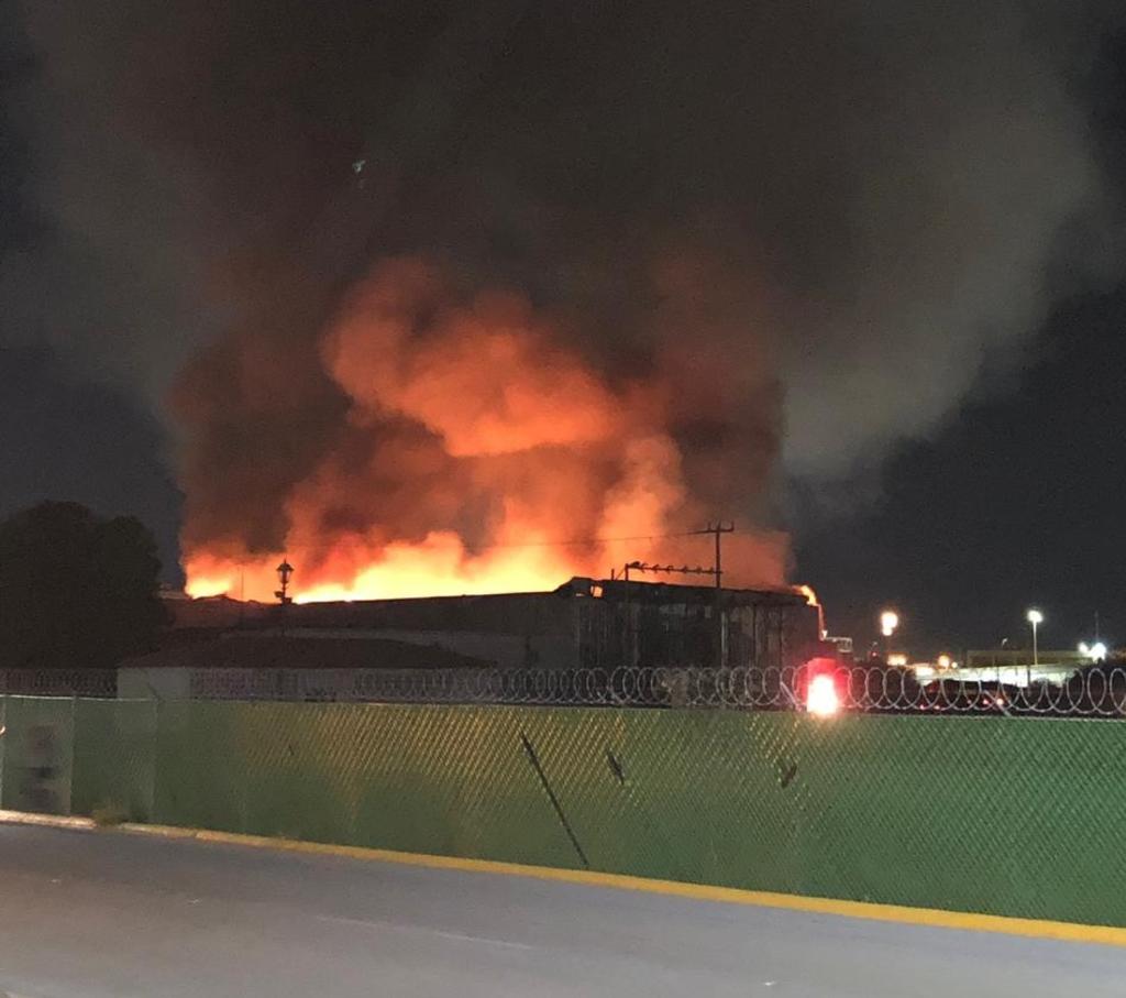 El incendio se registró en la Zona Industrial Norte de Torreón en el ejido Ana. (EL SIGLO DE TORREÓN) 