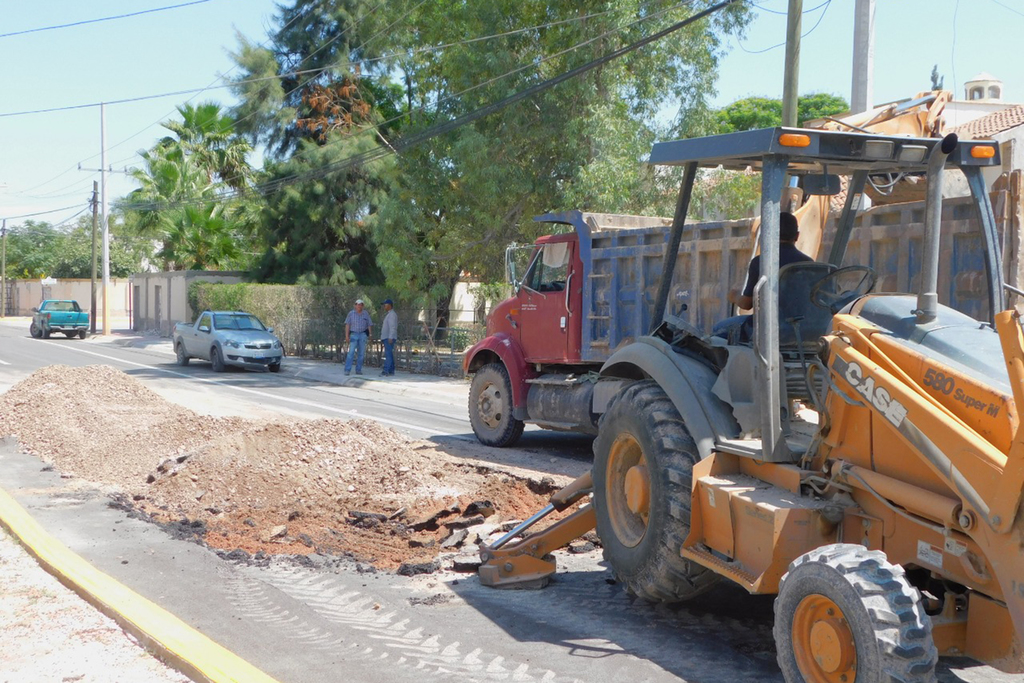 Después de que terminaron obras que duraron un año en bulevar Las Quintas, con las recientes lluvias colapsó el pavimento. (BEATRIZ A. SILVA)