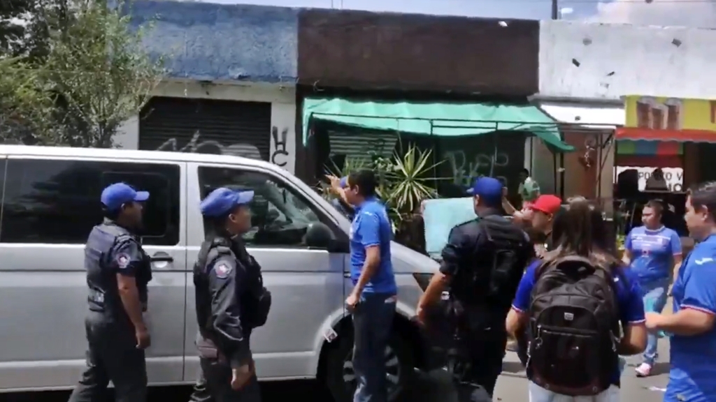 Un sector de aficionados celestes esperaron a la salida del primer entrenamiento del uruguayo para arrojarle billetes a su camioneta.