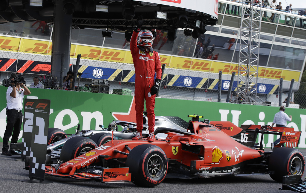 Charles Leclerc celebra tras lograr la 'pole position' del Gran Premio de Italia, la segunda consecutiva para el monagesco.