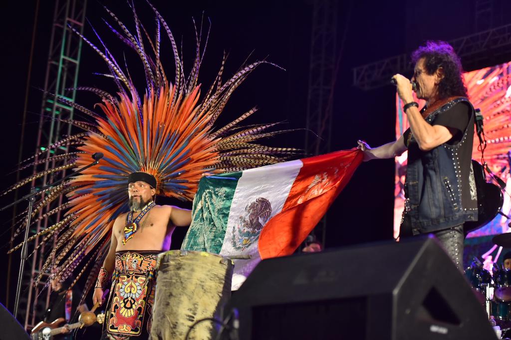 Orgullo. Alex entonó el Himno Nacional mientras un hombre disfrazado de azteca le entregó una bandera con la Virgen de Guadalupe grabada. (ERNESTO RAMÍREZ)