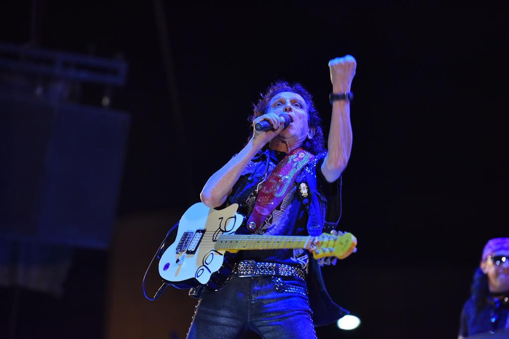 En el escenario. Alex Lora con su fiel guitarra dio ‘de gritos’ en la explanada de la Feria de Torreón, los laguneros enloquecieron. (ERNESTO RAMÍREZ)