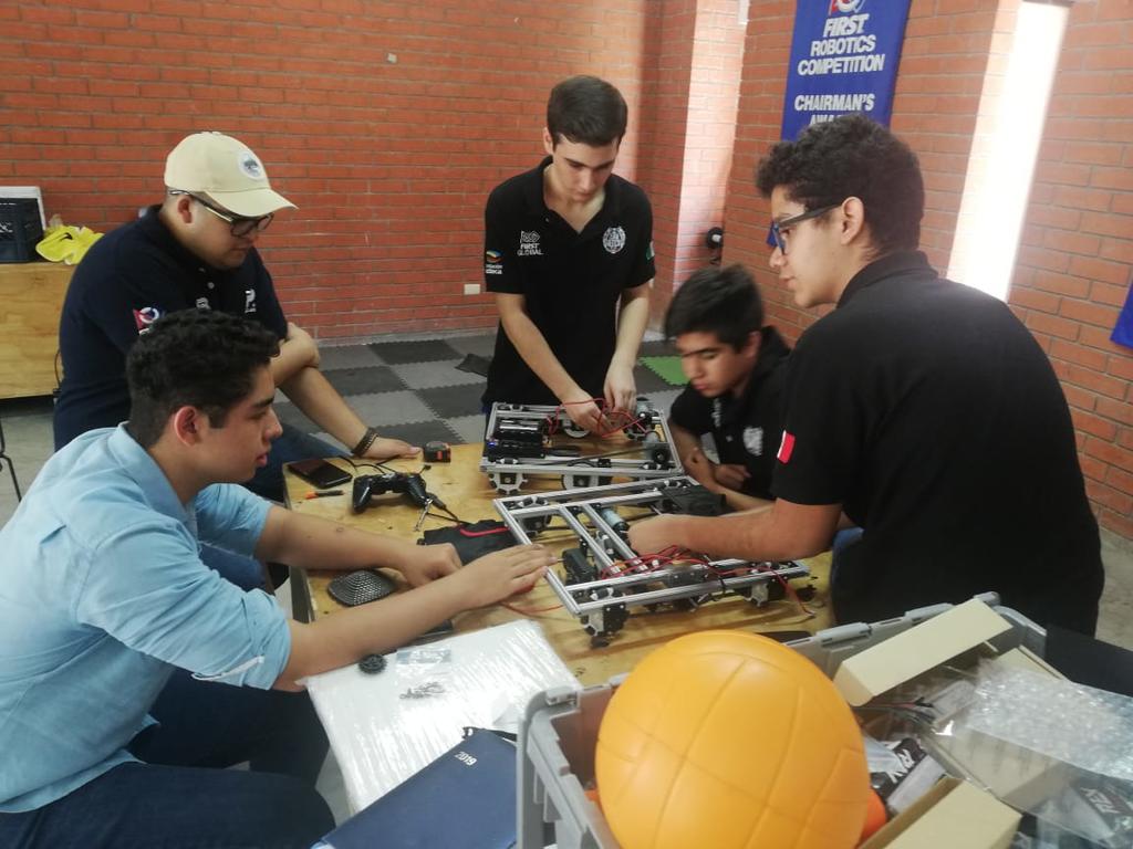 Cerbotics es un grupo de robótica creado en el Colegio Cervantes y desde hace varios años han destacado por los triunfos obtenidos en las competencias regionales, nacionales e internacionales. (EL SIGLO DE TORREÓN)