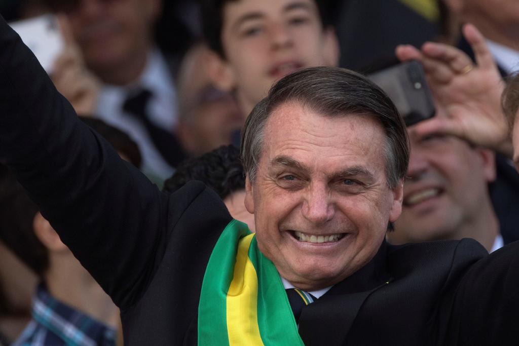 El presidente Jair Bolsonaro pasó con éxito el domingo por una intervención quirúrgica de más de cinco horas para corregir una hernia abdominal, en una operación relacionada con la puñalada que recibió en 2018 cuando era candidato. (ARCHIVO)