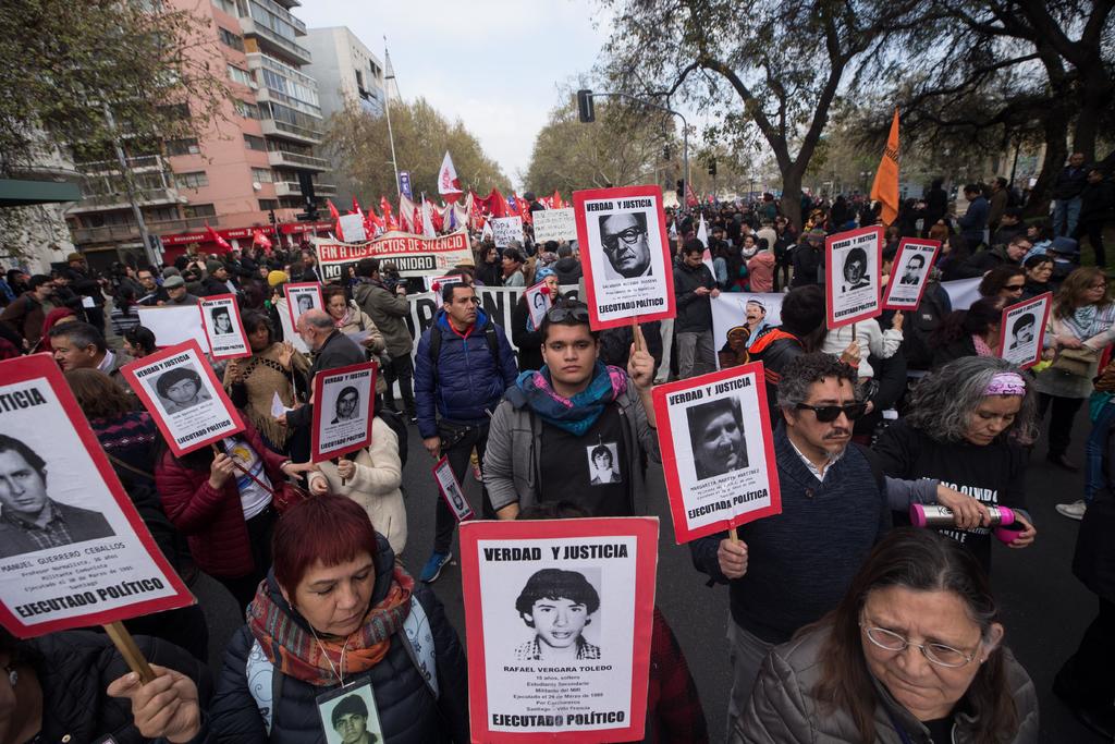 Miles de personas participaron este domingo en una romería hacia el Cementerio General de Santiago para rendir homenaje a las víctimas de la dictadura de Augusto Pinochet. (ARCHIVO)