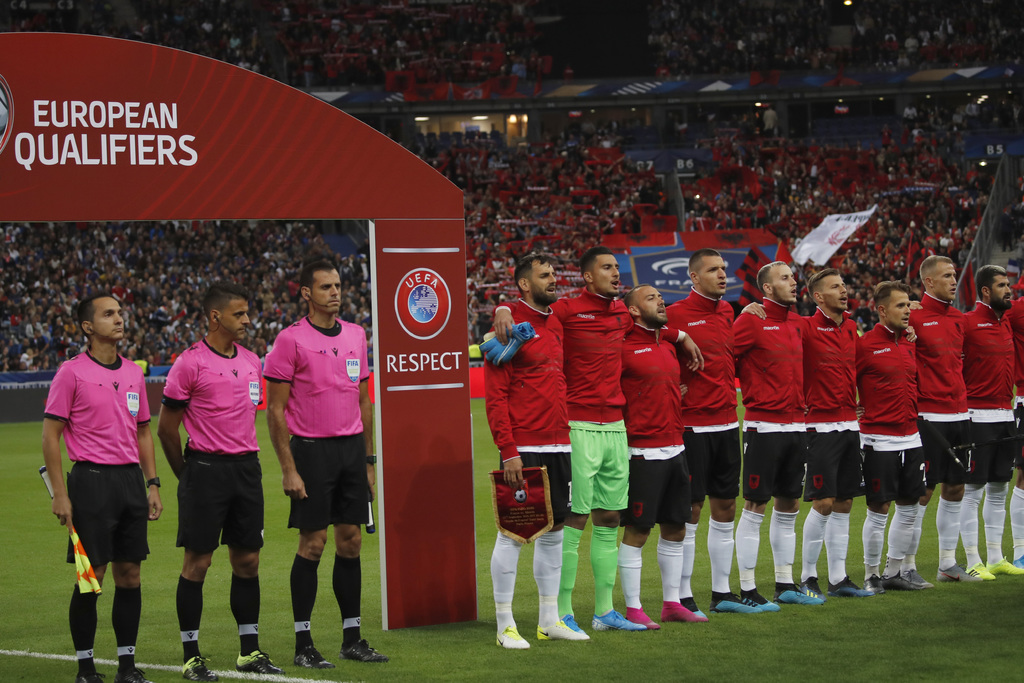 Los jugadores albaneses se quedaron estupefactos al no escuchar el himno de su país, sino el de Andorra. (AP)