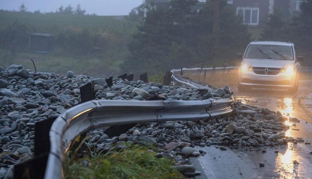 Se registraron daños en los caminos por el paso del huracán 'Dorian' por Canadá. (AP)