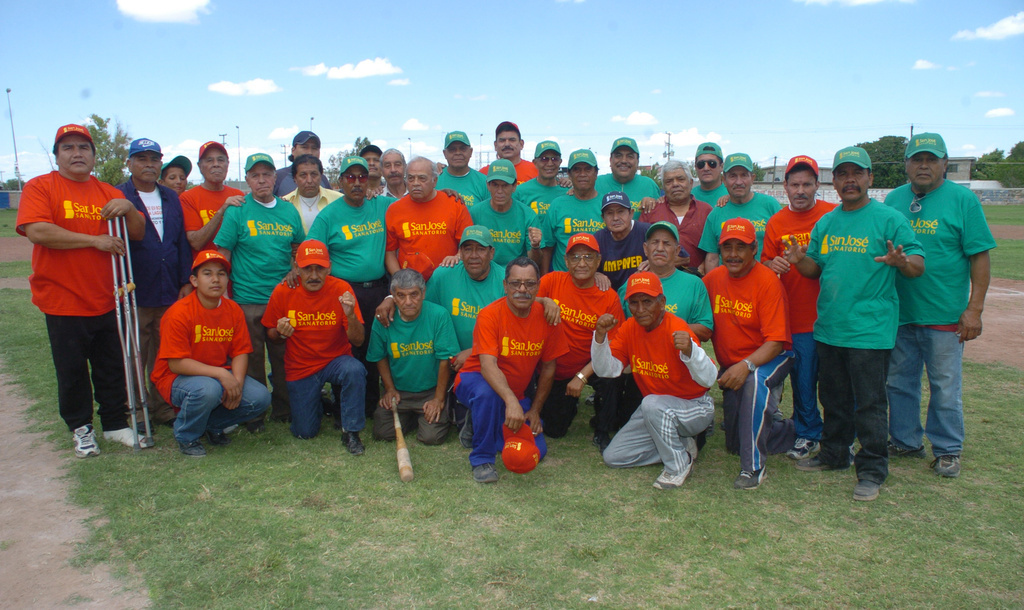 Hace una década los mismos integrantes de la asociación sostuvieron un entretenido juego de softbol. (ARCHIVO)