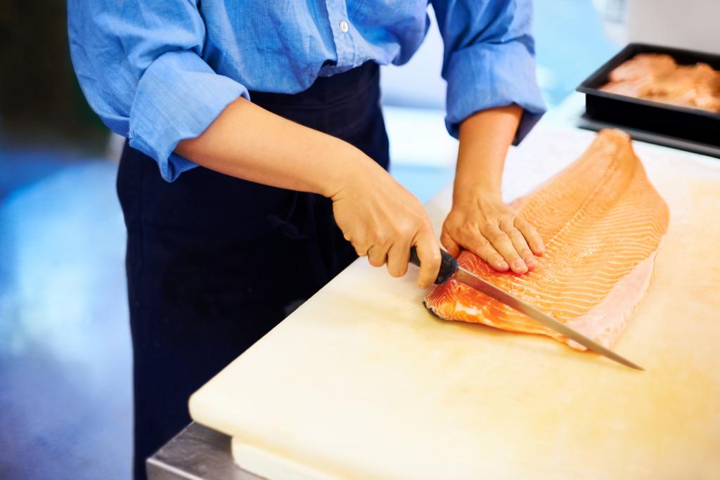 El salmón es una fuente importante de proteínas y omega 3, este último es un tipo de grasa que ayuda a prevenir enfermedades del corazón, hipertensión, colesterol alto, formación de coágulos y Alzheimer.