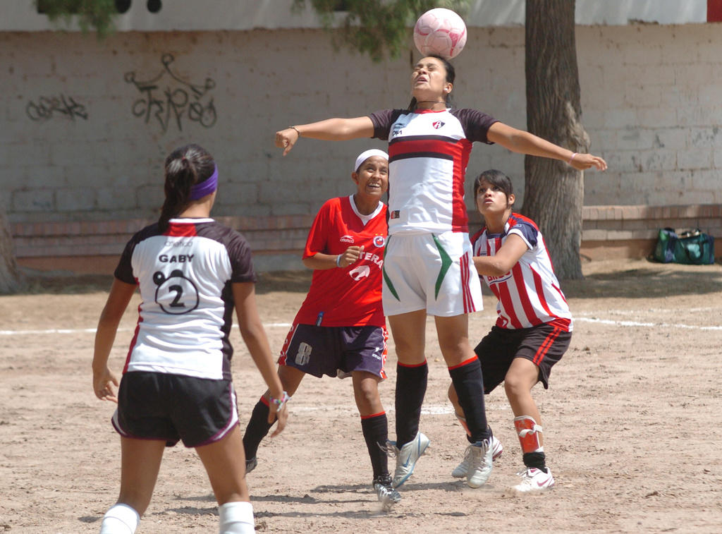 Los juego de la Liga Femenil se llevarán a cabo en los campos 13 y 17 de la Deportiva Torreón. (ARCHIVO)