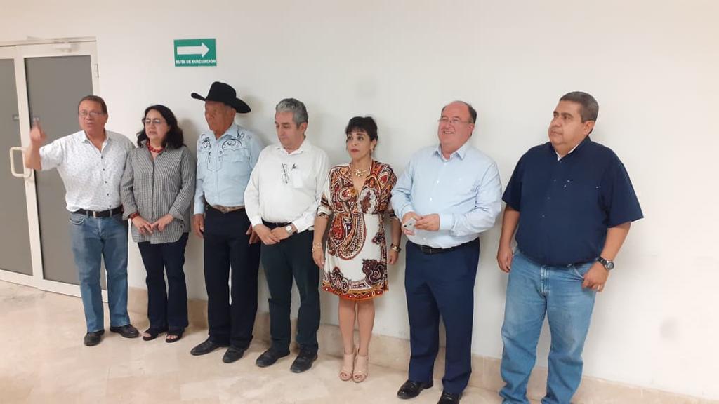 La regidora Leonor Jacob, presidenta de la Comisión de Medio Ambiente del Cabildo, tomó la protesta a los nuevos directivos de Fundación Jimulco. (EL SIGLO DE TORREÓN)