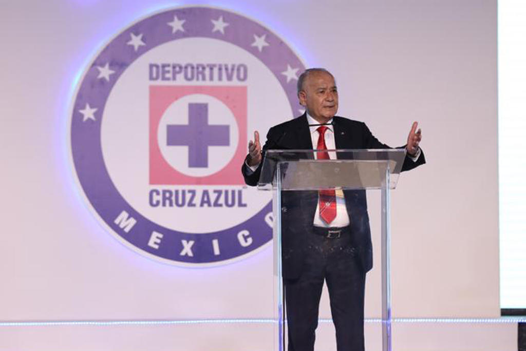 El presidente de Cruz Azul fue abordado por los medios de comunicación en el Aeropuerto de la CDMX. (ARCHIVO)