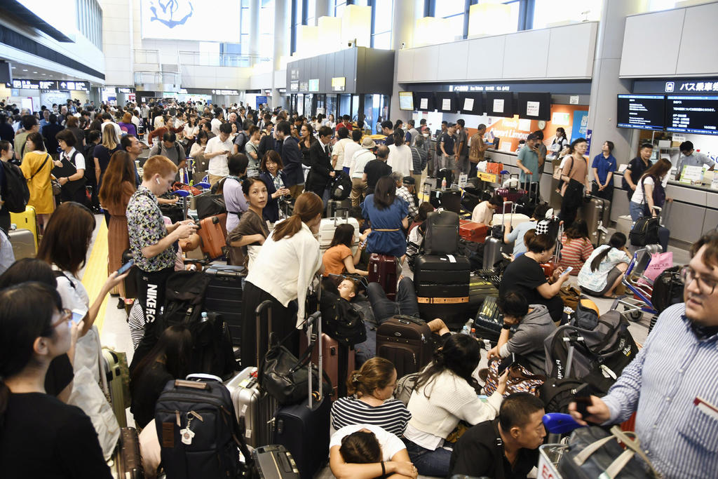 Narita, en Chiba y uno de los dos aeropuertos internacionales que sirven a Tokio, junto con Haneda, se vio especialmente afectado porque quedaron suspendidos los principales enlaces por tren y autobús hacia la ciudad a causa de los efectos del tifón. (AP)