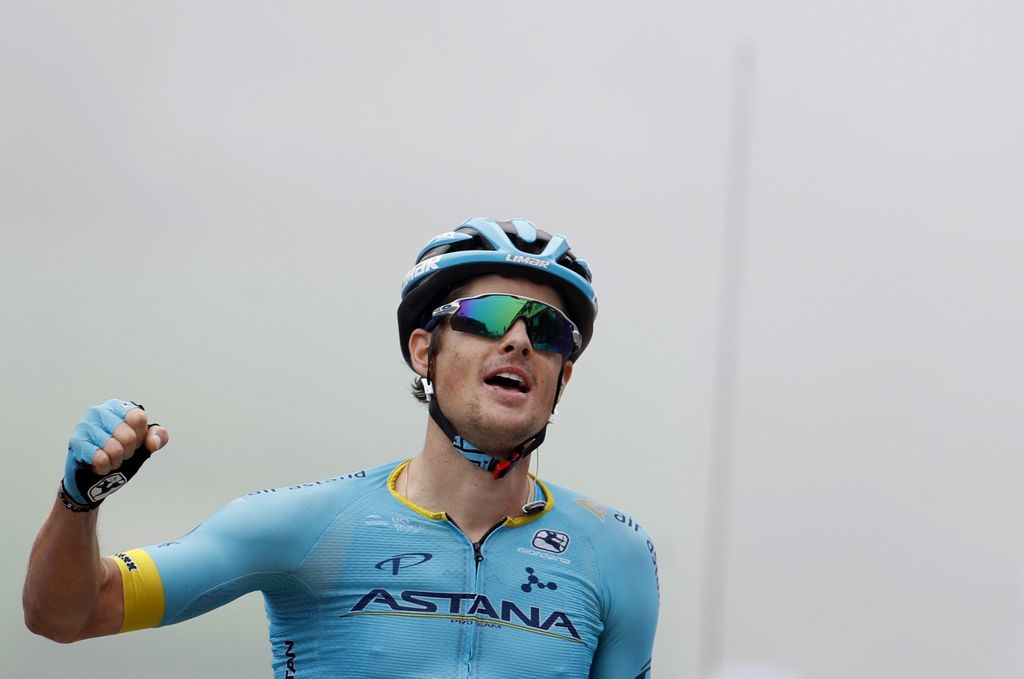 Jakob Fuglsang celebra tras ganar la etapa 16 de la Vuelta a España, en la que Primoz Roglic se mantiene como líder de la clasificación. (EFE)