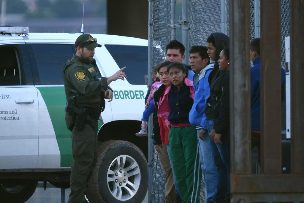 El Gobierno de Trump reportó un declive del 30 por ciento en el número de migrantes detenidos, de julio a agosto. (EFE)