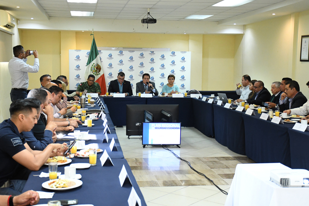 Se llevó a cabo este lunes una reunión de evaluación de incidencia delictiva entre empresarios y autoridades en Torreón. (FERNANDO COMPEÁN)