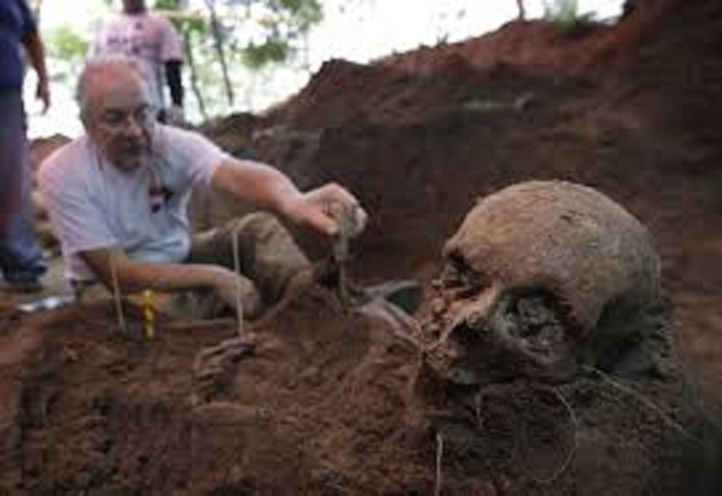 El activista Rogelio Goiburú ha desenterrado, desde 2013, unos 35 cadáveres de desaparecidos en diferentes sitios de Paraguay. (ARCHIVO)