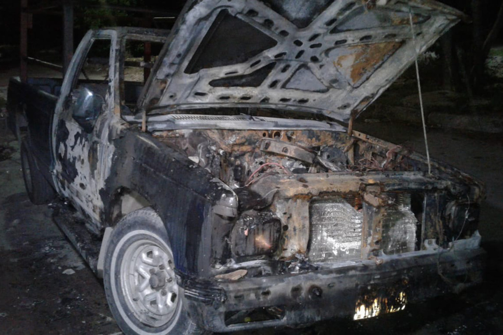 Se quema camioneta en la colonia Vicente Guerrero; joven la dejó encargada porque quería evitar un accidente al regresar de fiesta. (EL SIGLO DE TORREÓN)