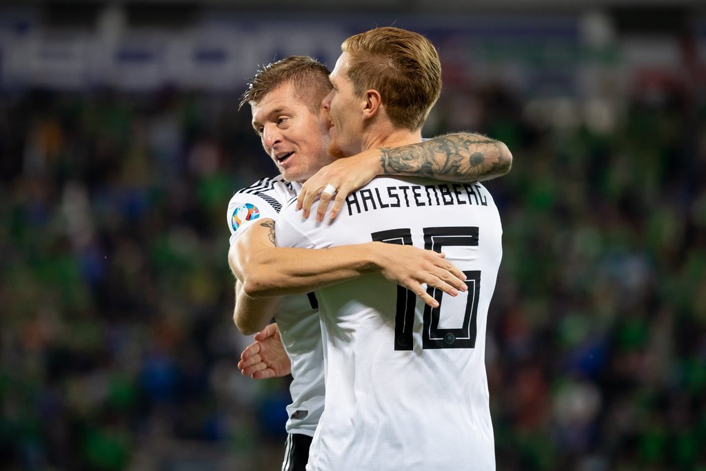 El jugador del Leipzig, Marcel Halstenberg, anotó el primer gol en la victoria de los germanos ante la difícil selección de Irlanda del Norte. (ESPECIAL) 