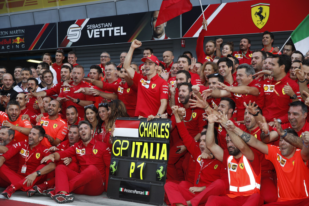 Charles Leclerc (c) celebra con el equipo de Ferrari tras ganar el domingo el Gran Premio de Italia. (AP)