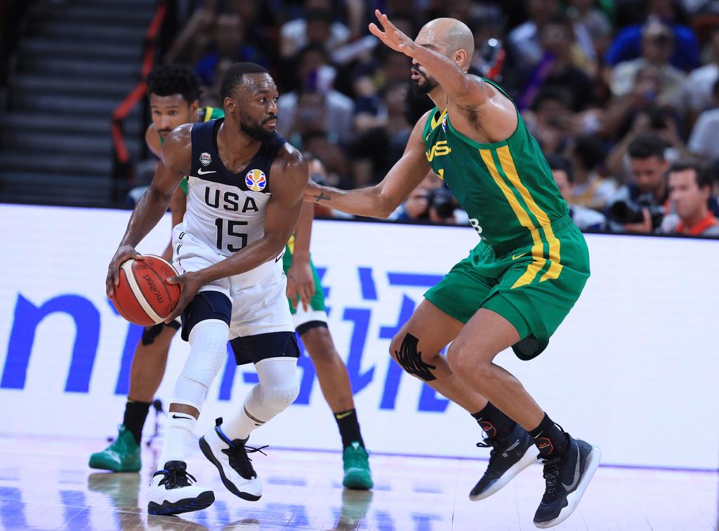 Kemba Walker (i) anotó 16 puntos en la victoria de Estados Unidos 89-73 sobre Brasil en el Mundial de baloncesto. (EFE)